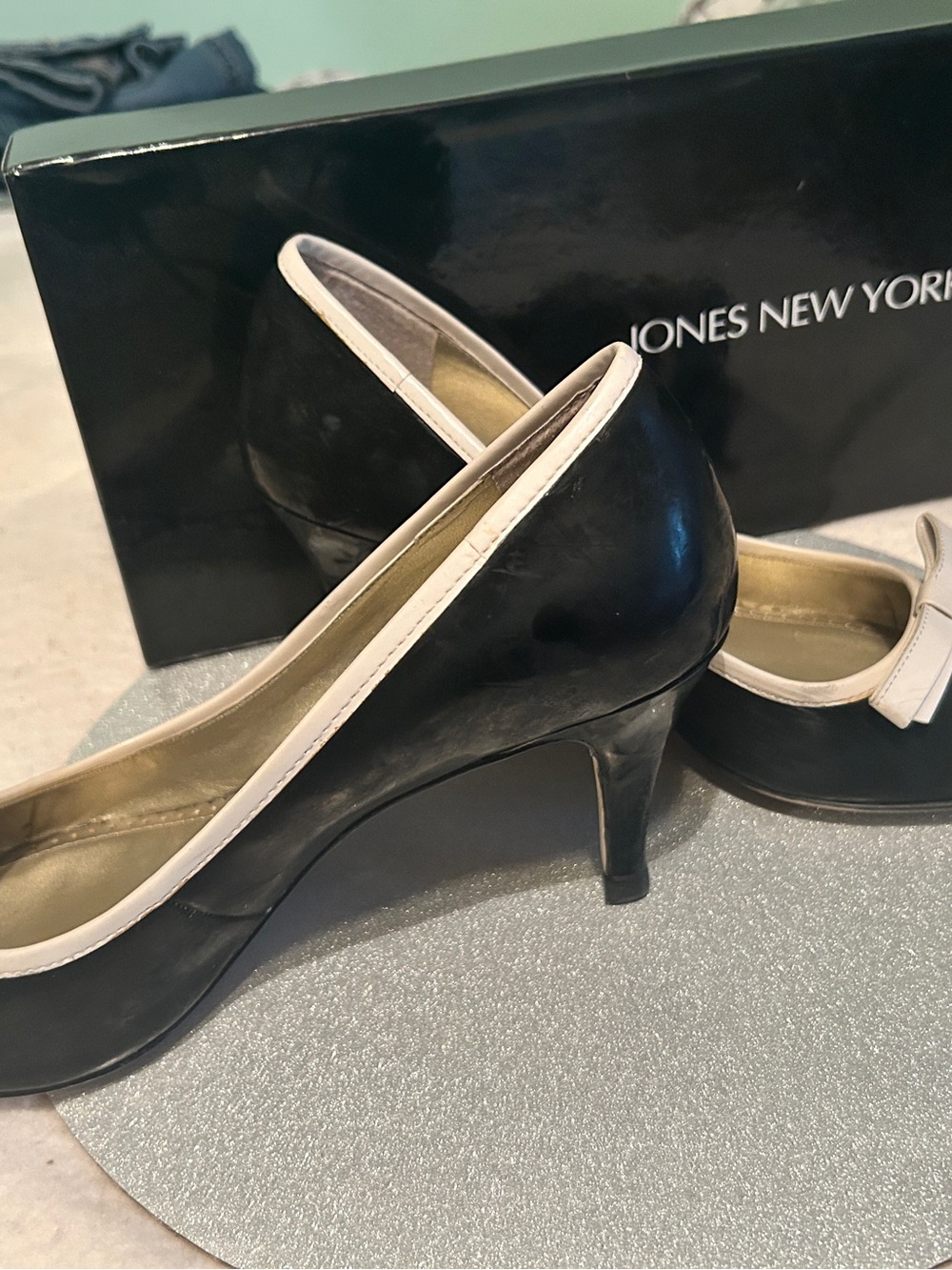 Jones New York Black and Cream Bow-Trim Kitten Pumps - Picture 2 of 4